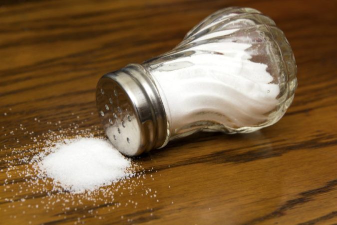 مصرف بیش از 10 گرم نمک در روز فشار خون را بالا میبرد مصرف بیش از ۱۰ گرم نمک در روز فشار خون را بالا میبرد
