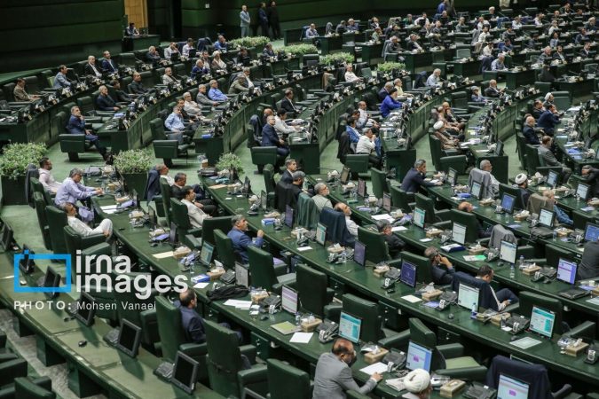 استفاده نمایندگان از تلفن همراه در صحن ممنوع است استفاده نمایندگان از تلفن همراه در صحن ممنوع است