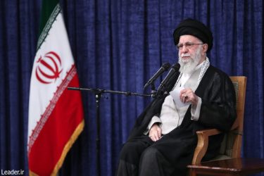 ملت با جهت‌گیری‌های گوناگون سیاسی و وزن متفاوت مذهبی پای ایران عزیز ایستاد