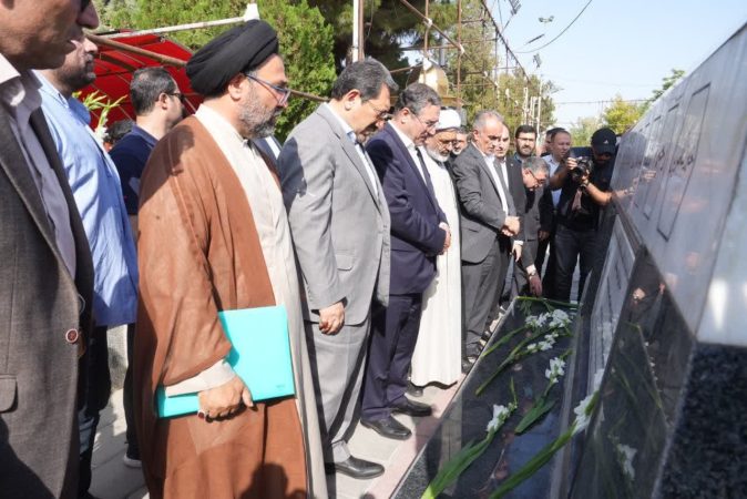 ادای احترام دکتر اتابک، دکتر رحمانی و حجت الاسلام میرزائی به مقام شامخ شهدا در ارومیه ادای احترام دکتر اتابک، دکتر رحمانی و حجت الاسلام میرزائی به مقام شامخ شهدا در ارومیه