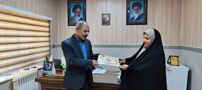 تجلیل از کارمنده آزاده در بهزیستی شاهین‌دژ به مناسبت سالروز ورود آزادگان